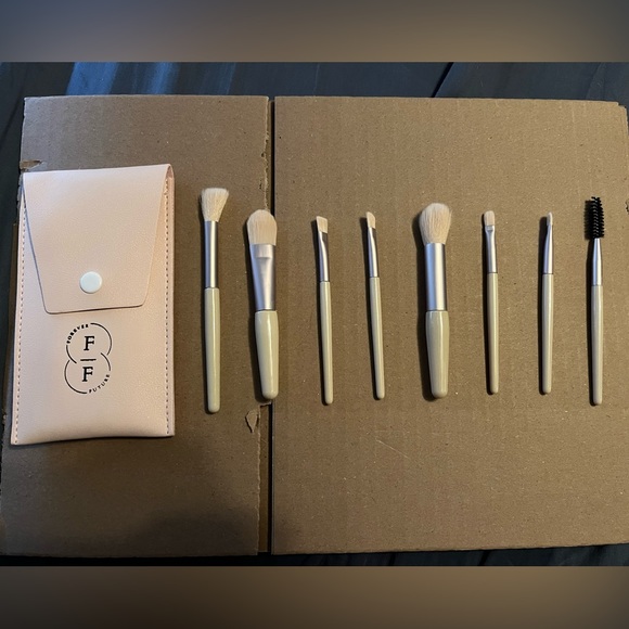 Women’s Beauty Gift Set - Picture 2 of 3